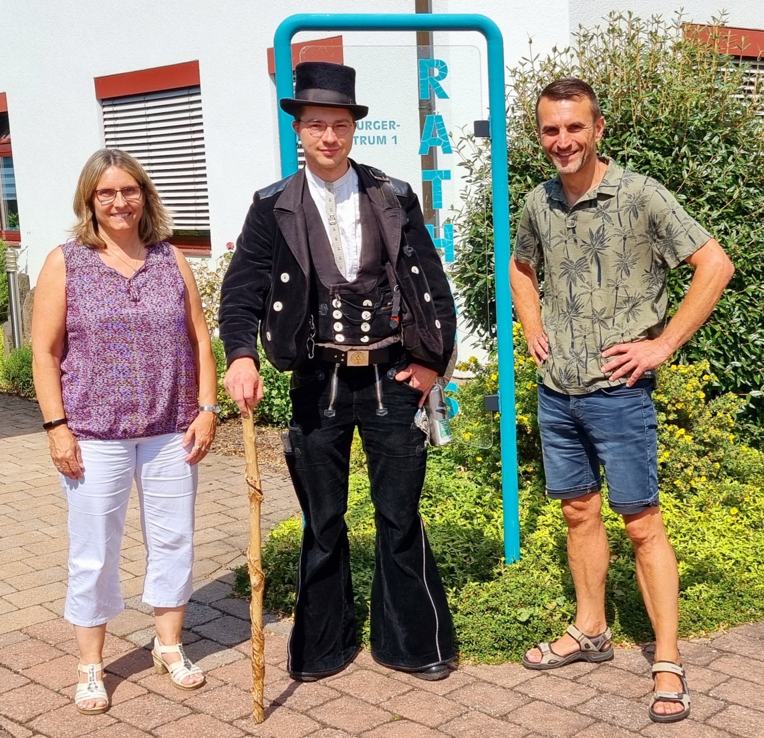 Wandergeselle Felix aus Obersteinbach bei Nürnberg zu Gast im Rathaus Gründau, wo er von den Mitarbeitern der Verwaltung herzlich begrüßt wurde.