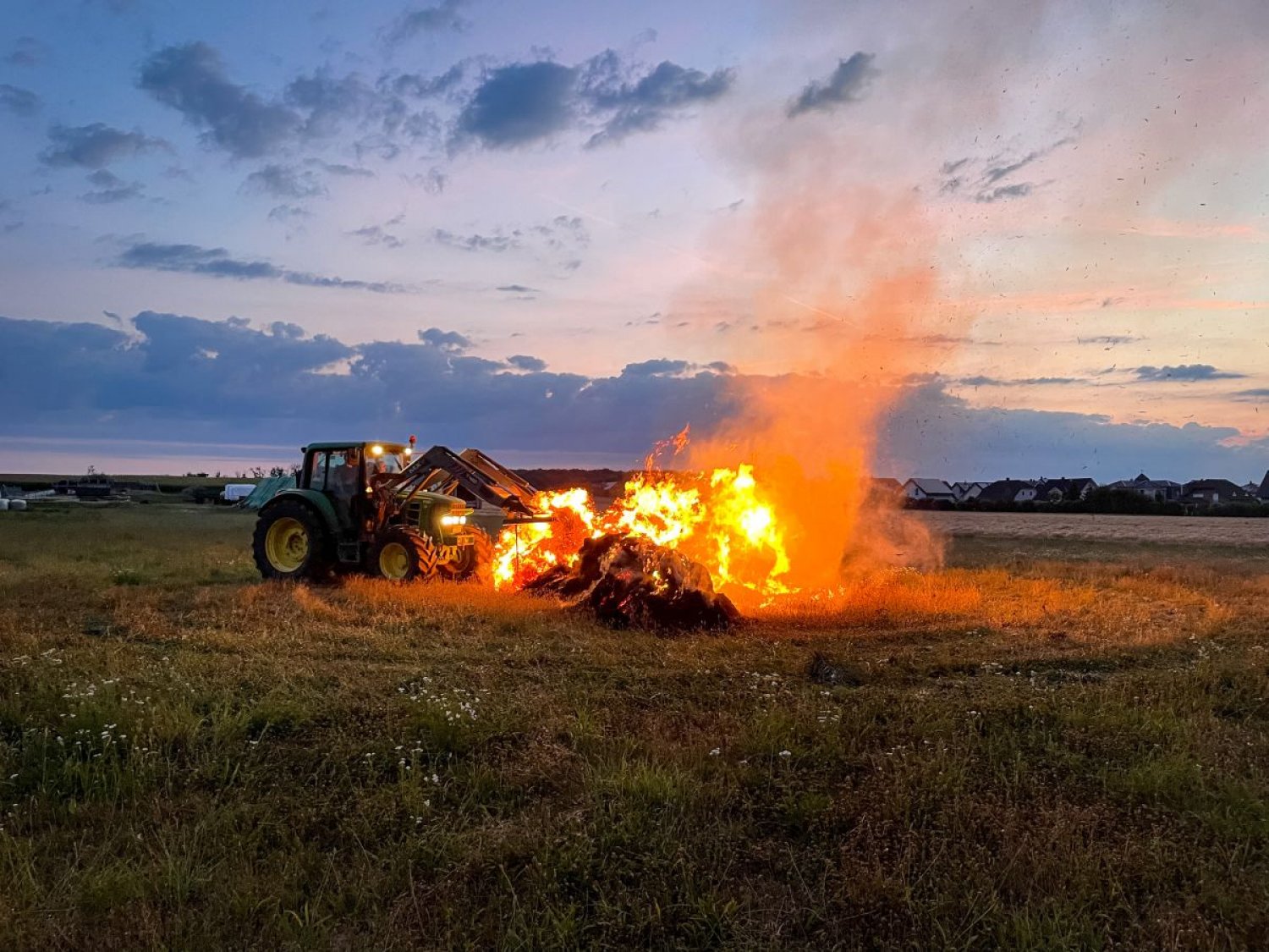 Von den zwei Strohmännchen blieb nicht mehr viel übrig nach dem Feuer