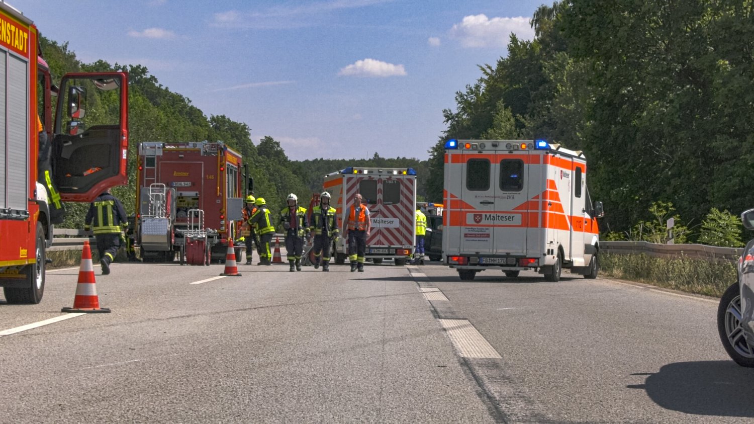 Zahlreiche Einsatzkräfte halfen bei einem schweren Unfall am Sonntag auf der A45