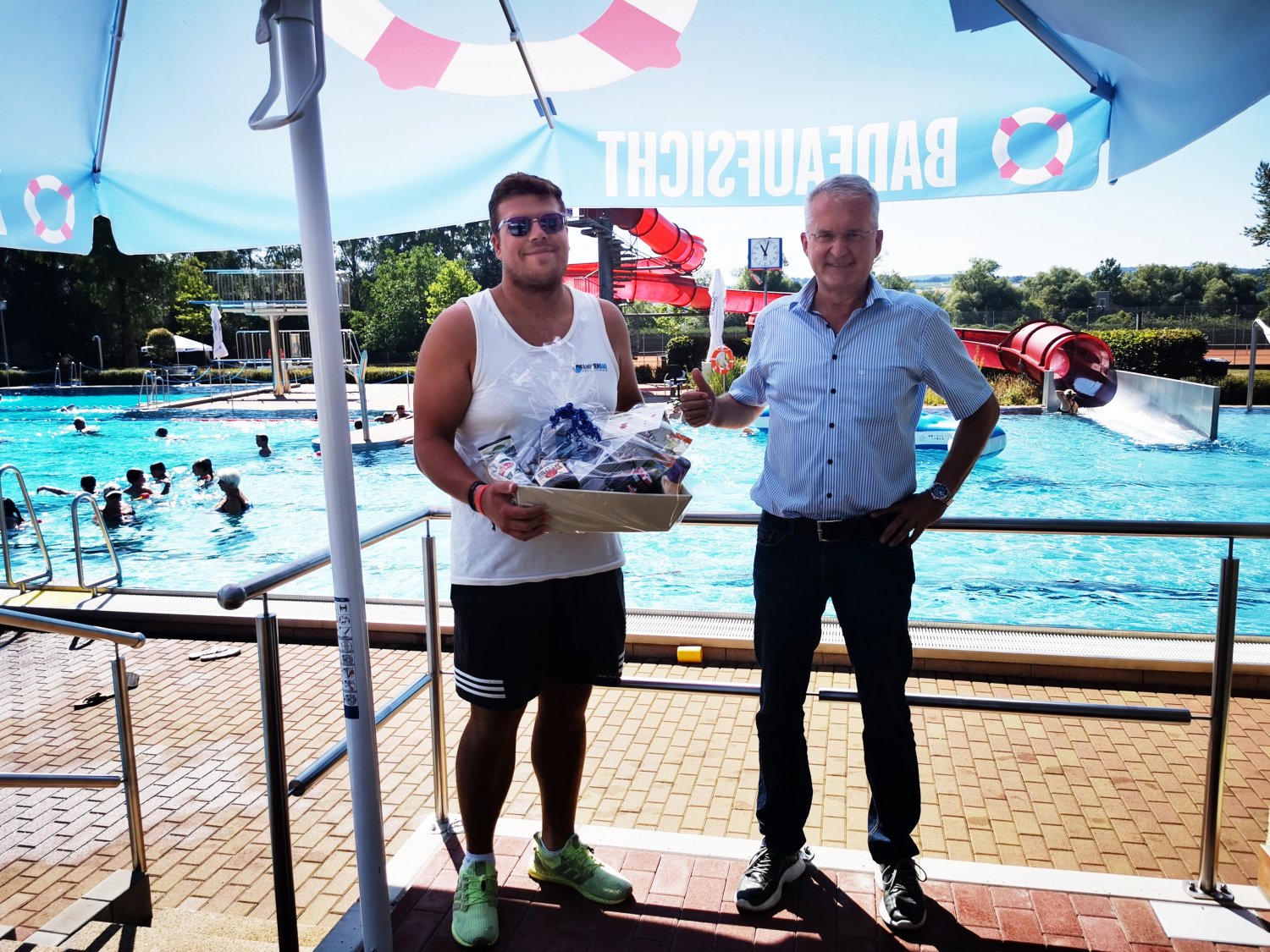 Bürgermeister Andreas Weiher gratulierte Florian Stowasser mit einem Präsentkorb.