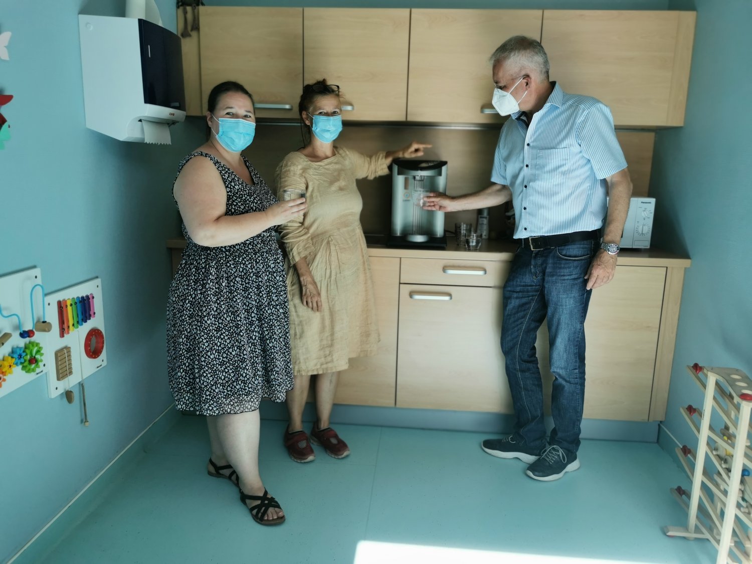 Rechtzeitig zu den aktuell heißen Tagen, der neue Wasserspender in der Kita.