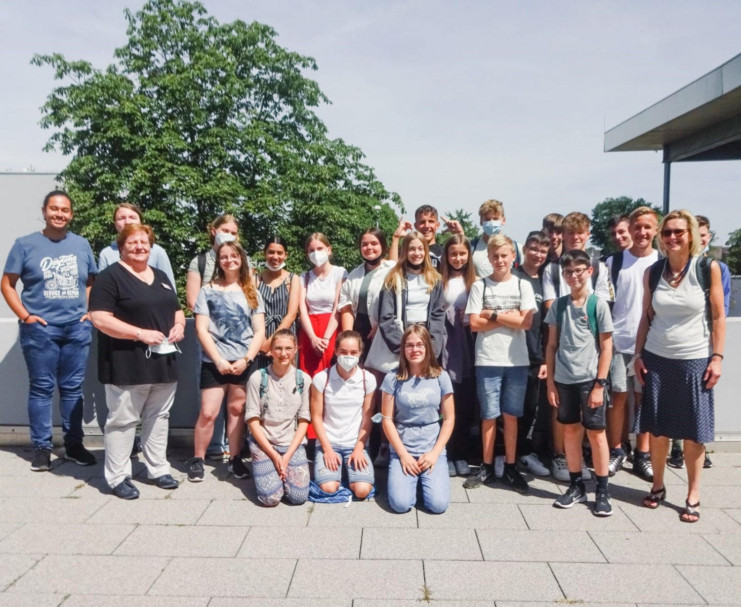 Die Schülerinnen und Schüler des Wolfgang-Ernst-Gymnasiums mit der Einrichtungsleitung des Altenzentrums Myriam Dehne.