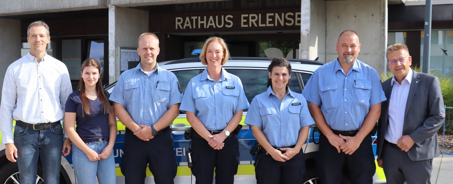 V.l.n.r.: Fachbereichsleiter Marc Schilling und Liana Schneider, die Ordnungspolizeibeamten Christoph Hixt, Sabine Spindler, Christiane Rehbein, Georg Schäfer und Bürgermeister Stefan Erb.
