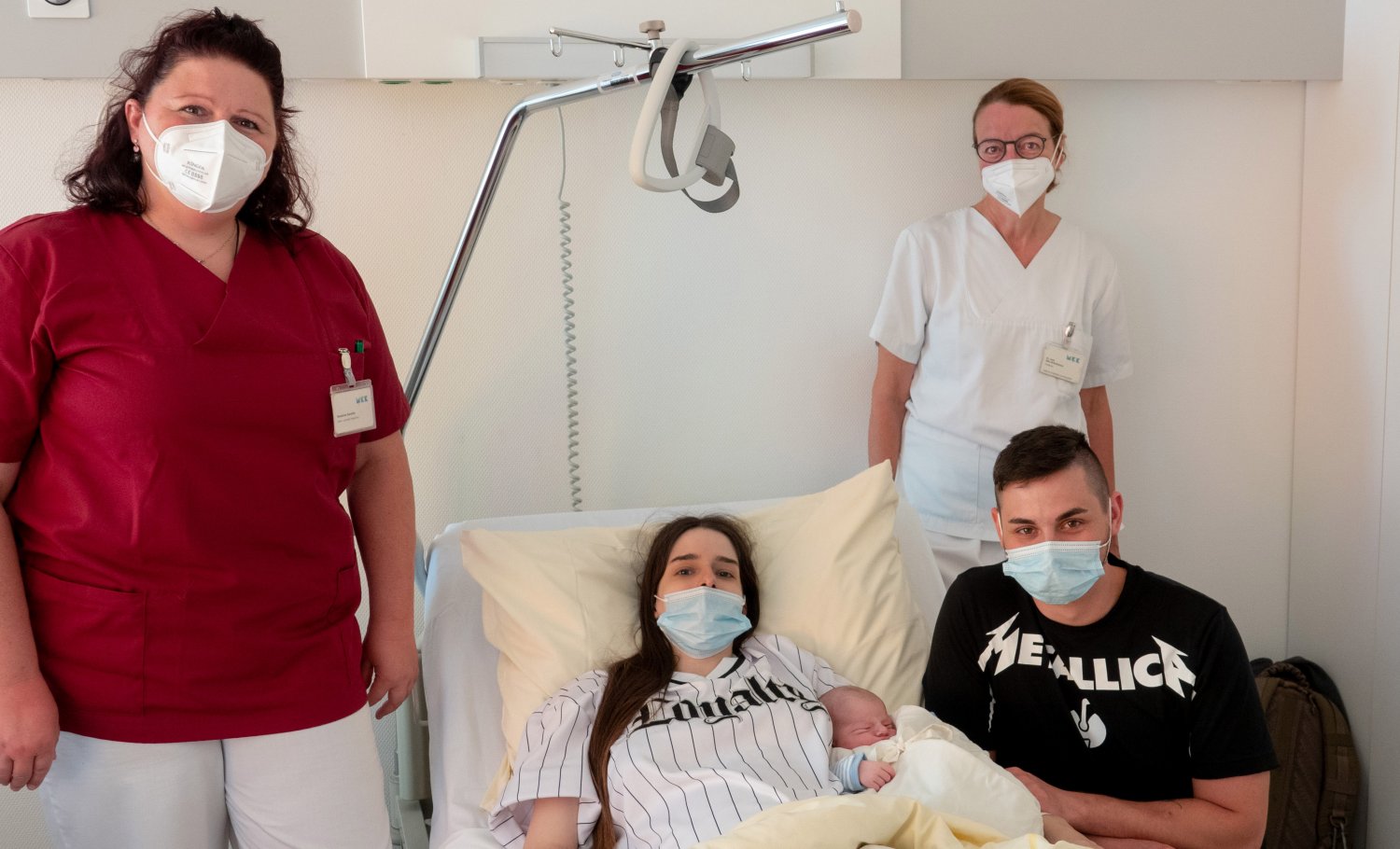 Susanne Swetlik (li., Stellvertretende leitende Hebamme) und Dr. Elke Schulmeyer (re., Chefärztin der Klinik für Gynäkologie und Geburtshilfe) gratulieren den stolzen Eltern des 1000. Babys Maxim.