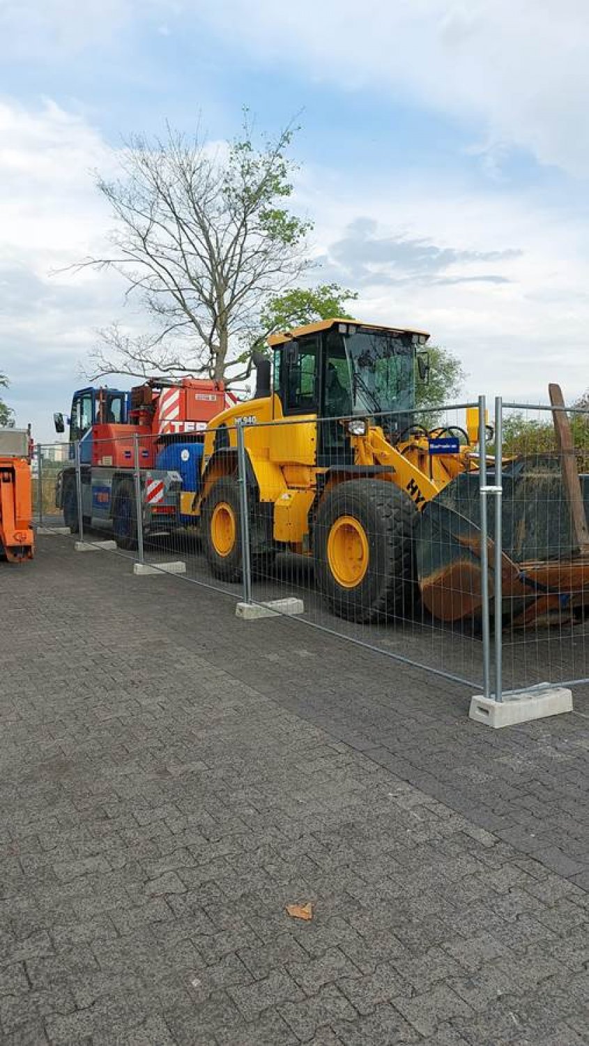Großes Gerät wird derzeit auf dem Parkplatz des Maintalbades aufgebaut.