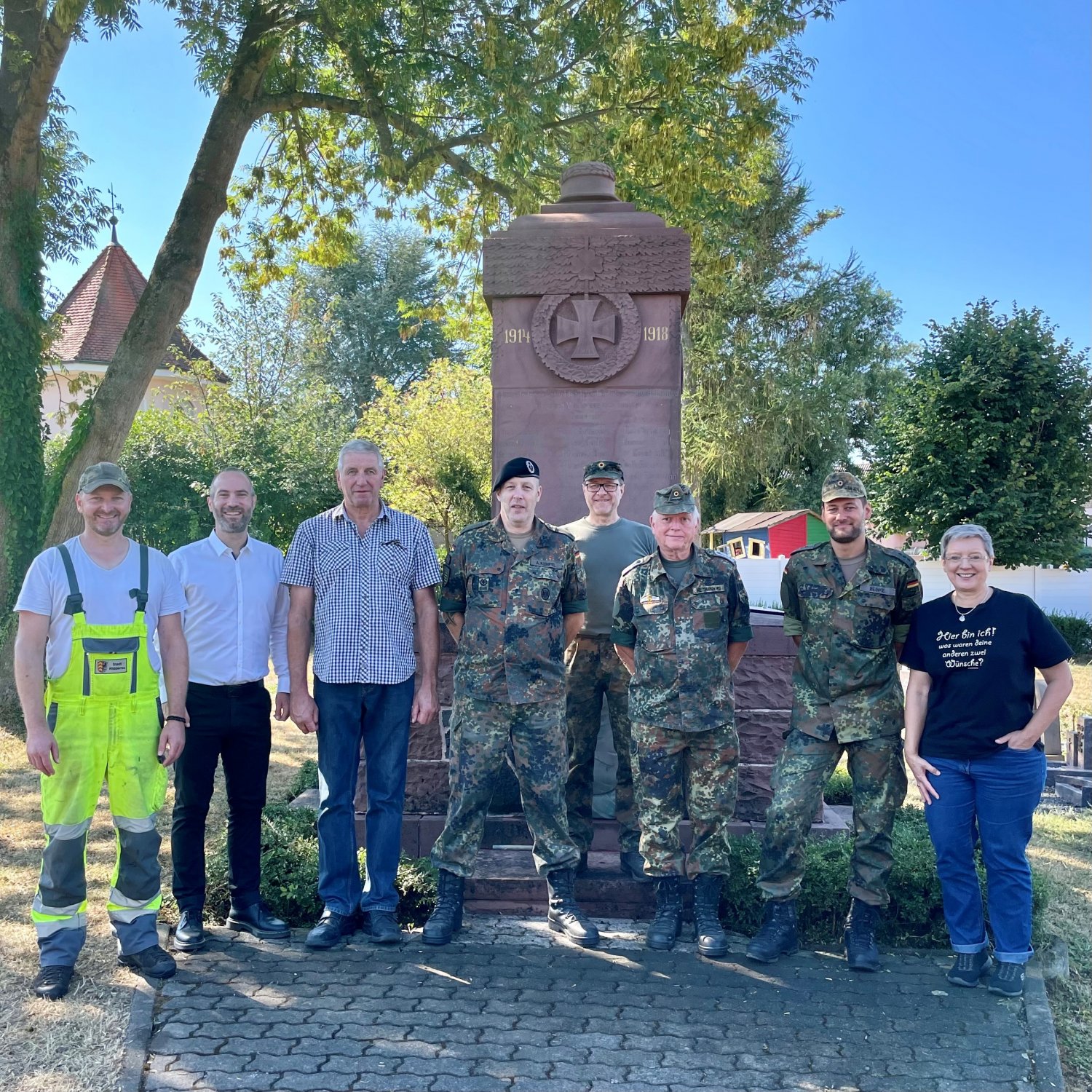 vier Kameraden der Hanauer Reservisten reinigten das Ostheimer Denkmal.