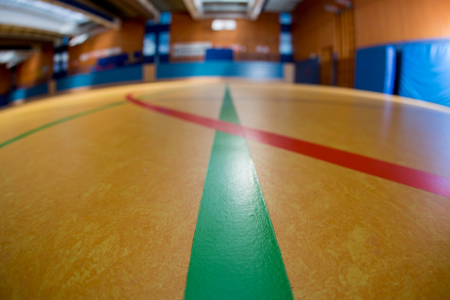 Der Main-Kinzig-Kreis hat eine Reihe von Energiesparmaßnahmen in Kraft gesetzt, die unter anderem auch die Raumtemperatur von Sporthallen betrifft. (Abgebildet: Sporthalle der Albert-Einstein-Schule)