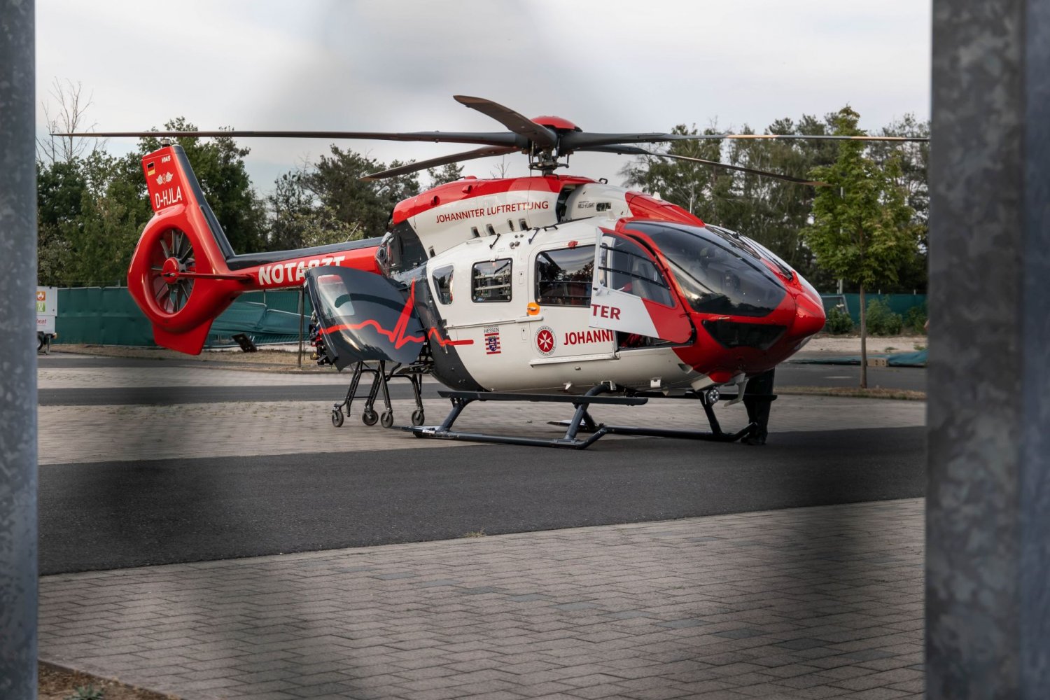 Ein Baby erleidet schwere Verbrennungen, der Rettungshubschrauber muss anrücken