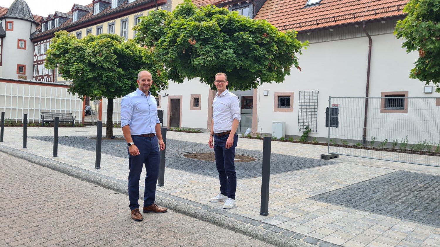 V.l.n.r.: Bürgermeister Dominik Brasch und Bauamtsleiter Matthias Engelkamp überzeugten sich bei einem Vor-Ort-Termin vom Ergebnis der Umgestaltung des Vorplatzes des Generationentreffs.