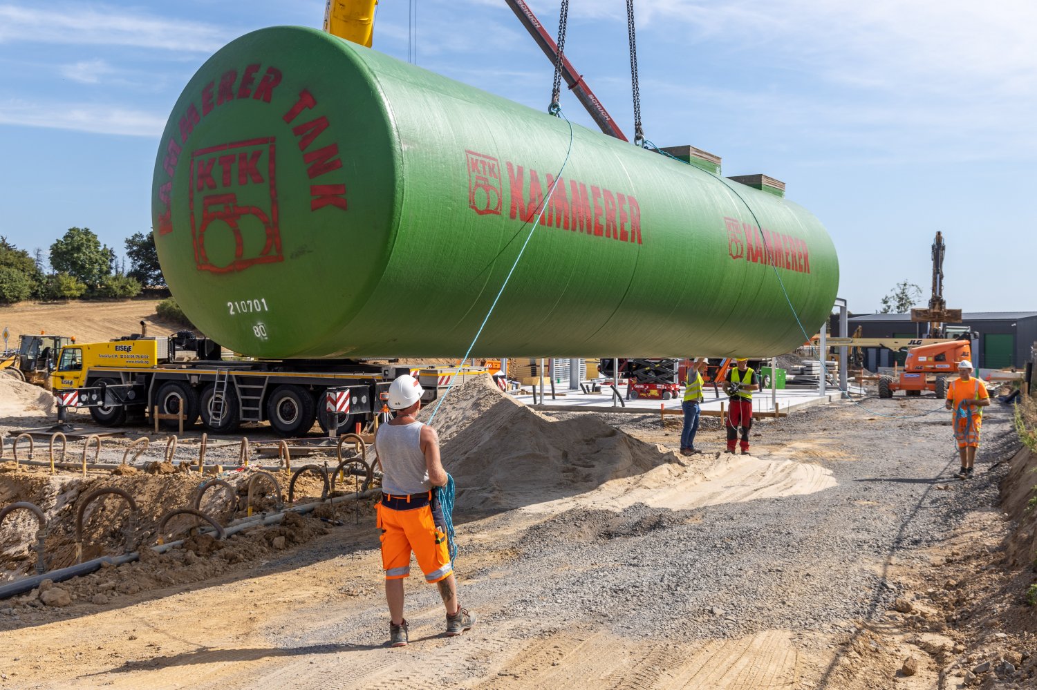 Die Tanks werden eingelassen
