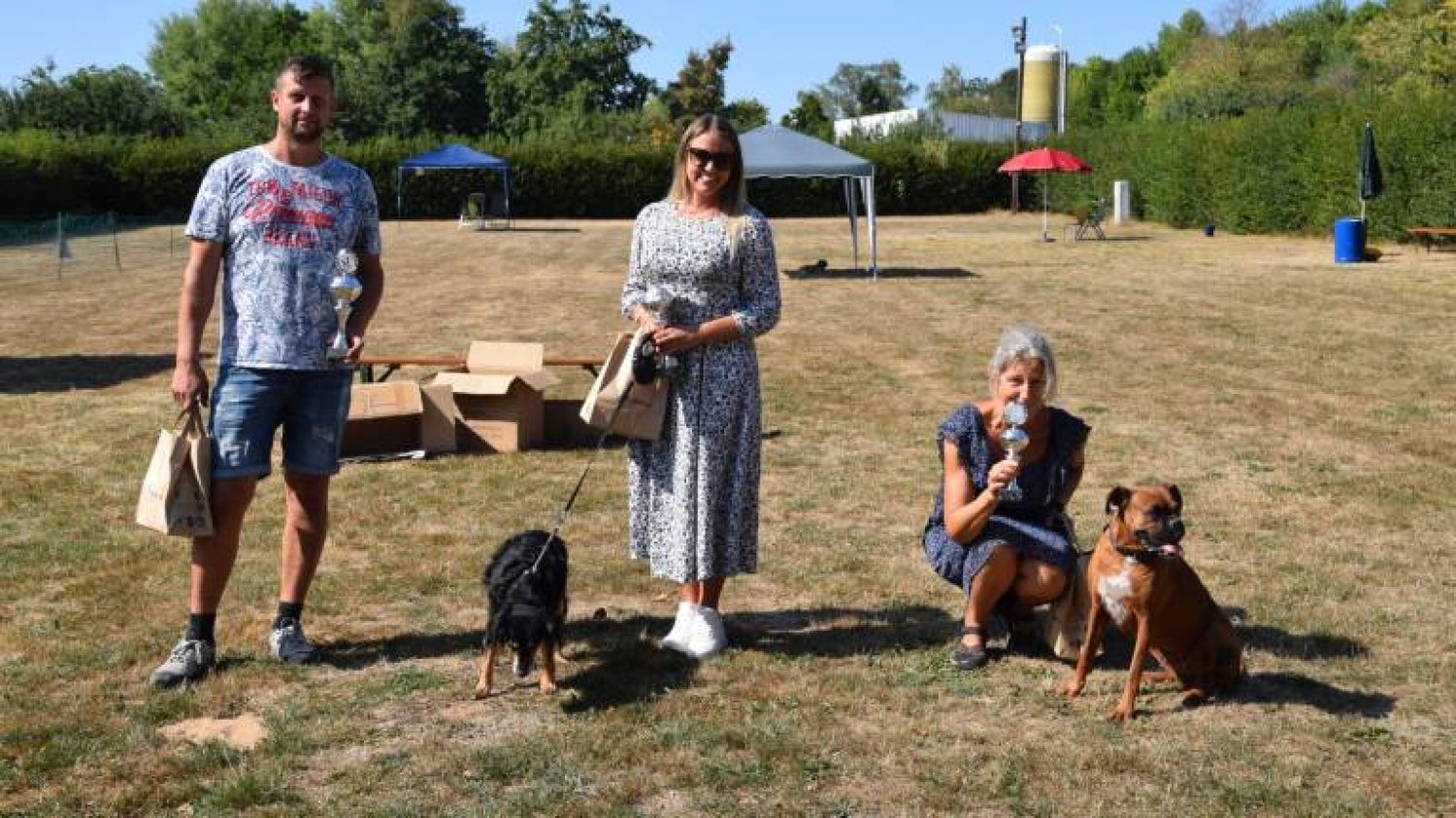 Bei der Siegerehrung für die Hundeolympiade: Gewonnen hat Nena Gerhardt (Mitte), auf Platz zwei folgt Denise Orth, die sich vertreten ließ. Den dritten Platz belegte Uta Grossmann (rechts).