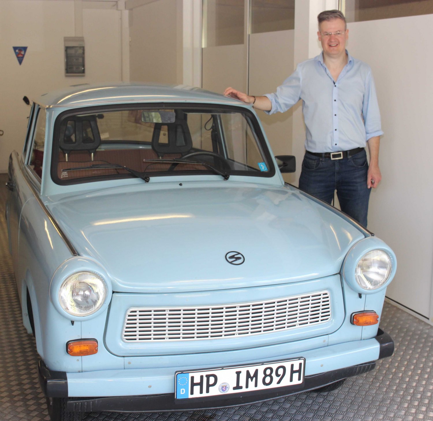 Matthias Röth, Ur-Ur-Ur-Enkel des Firmengründers Egidius Adam Röth, präsentiert Motorräder im Historischen Motorrad-Museum der Fa. Zweirad-Röth im Odenwald und dem „DDR Museum im Odenwald“