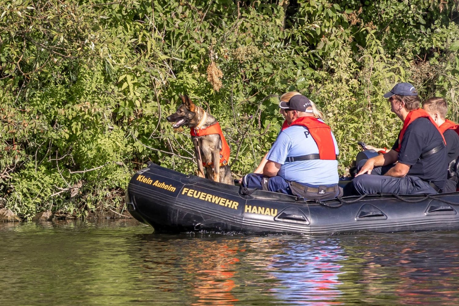 Polizei und Feuerwehr sind in Hanau auf dem Wasser unterwegs
