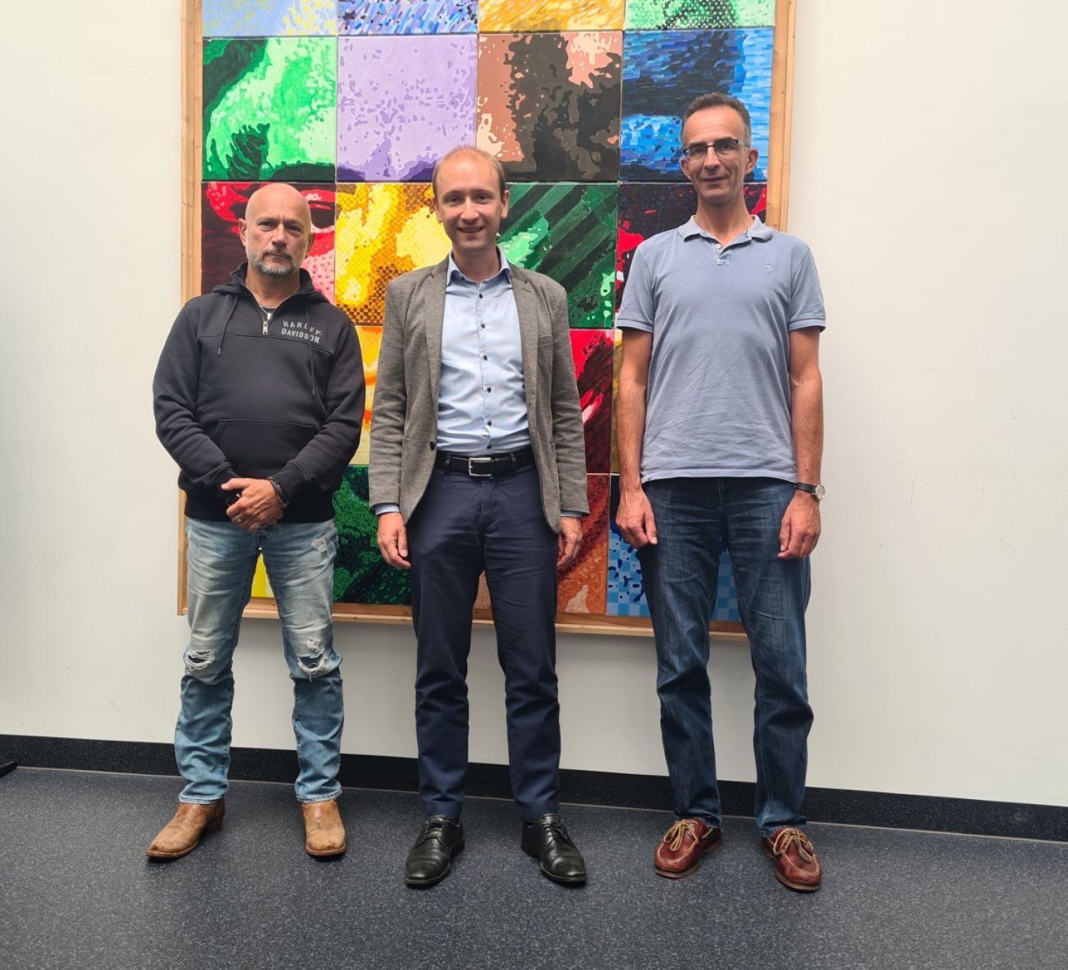 Max Schad mit Schulleiter Ingo Wintermeyer und dessen Stellvertreter Marcus Thom.