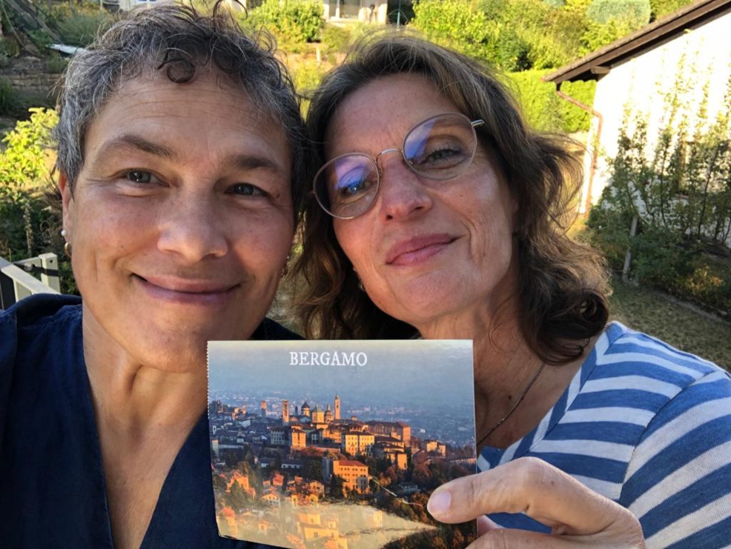 Die Freundinnen Denise und Sabine (rechts) mit der Karte aus Italien