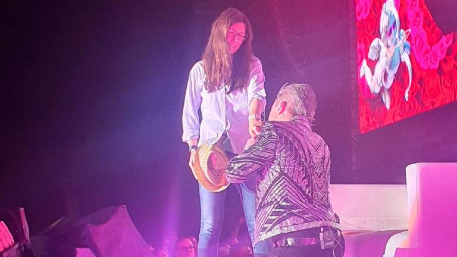 Robbie Williams kniet bei seinem Konzert im Bonner Hofgarten vor Anna aus Eidengesäß nieder