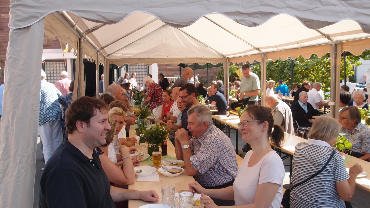 Schwer was los auf dem Kirchplatz.