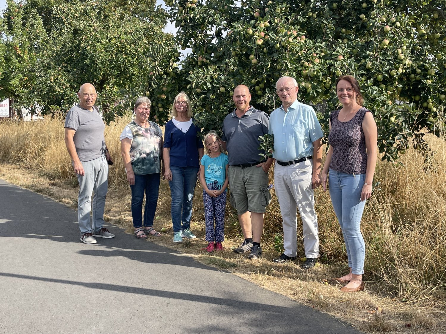 V.l.n.r.: Klaus Balzer, Brigitte Trageser, Annette Braun, Ruben Hundhausen mit Tochter, Heinz Breitenbach und Nicole Dein.