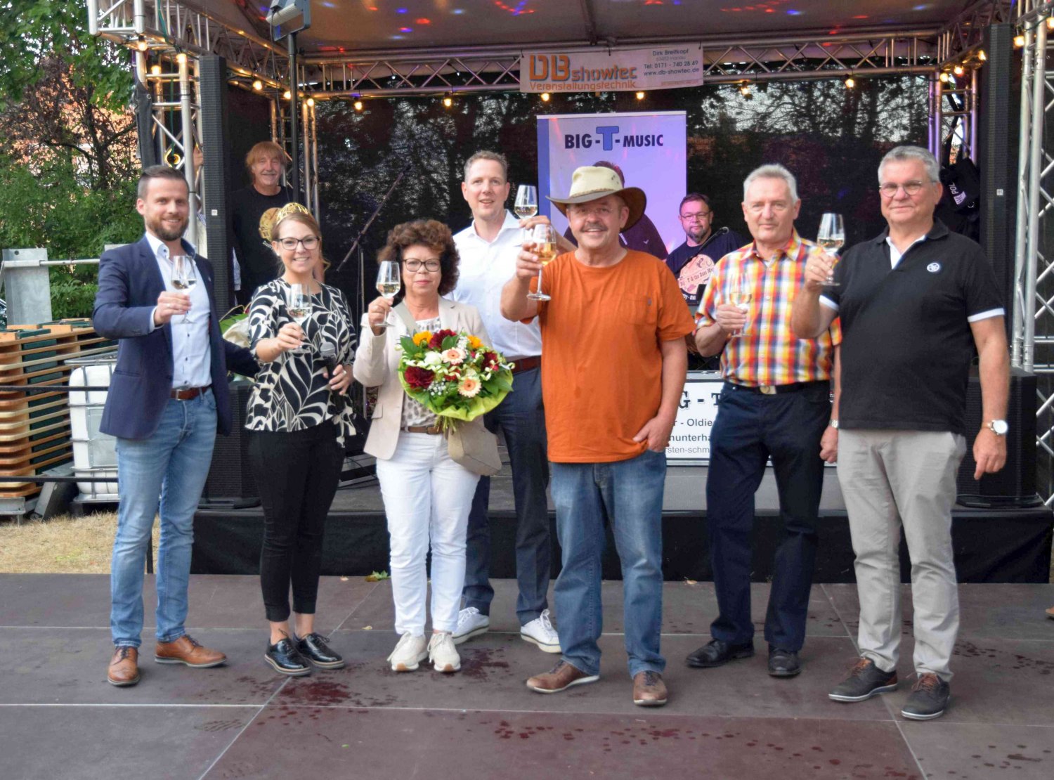 Bürgermeister Timo Greuel, Weinprinzessin Linda Trarbach, Soraya Rein, MdL Christop Degen, Uwe Reichert und die ehrenamtlichen Stadträte Norbert Schwindt und Roland Sahler (v.l.) bei der Eröffnung der 8. Langenselbolder Weintage