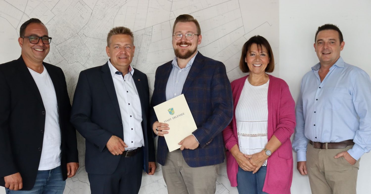 In einer kleinen Feierstunde gratulierten Wolfgang Rittershauß (Mitte) neben dem Bürgermeister Stefan Erb (zweiter v.l.), Erste Stadträtin Birgit Behr, Fachbereichsleiter Harald Kling (r.) und Mostafa Saroukh (l.) vom Personalrat.