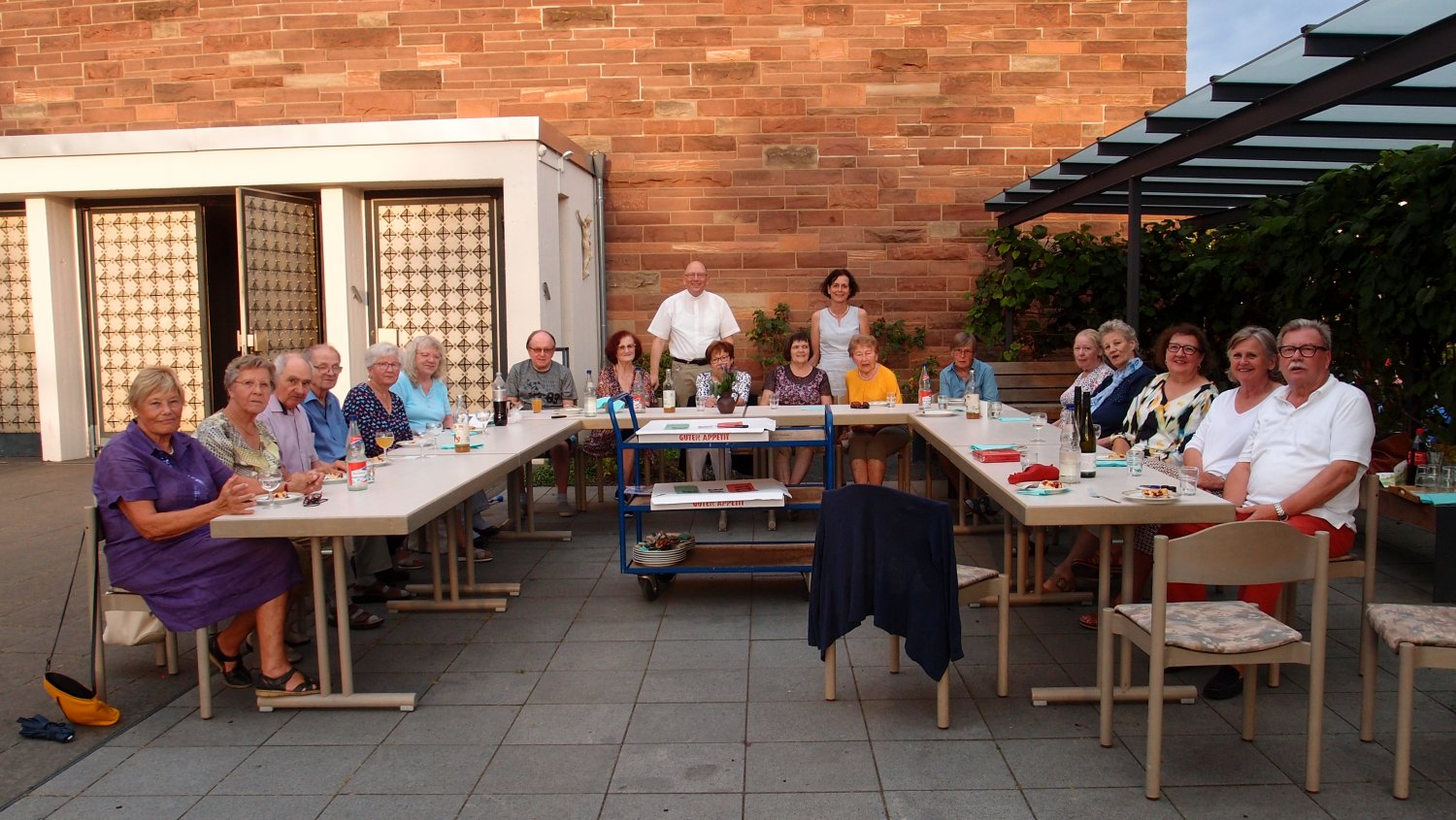 Die Gruppe im Weingarten auf dem Kesselstädter Kirchplatz beim italienischen Abend.