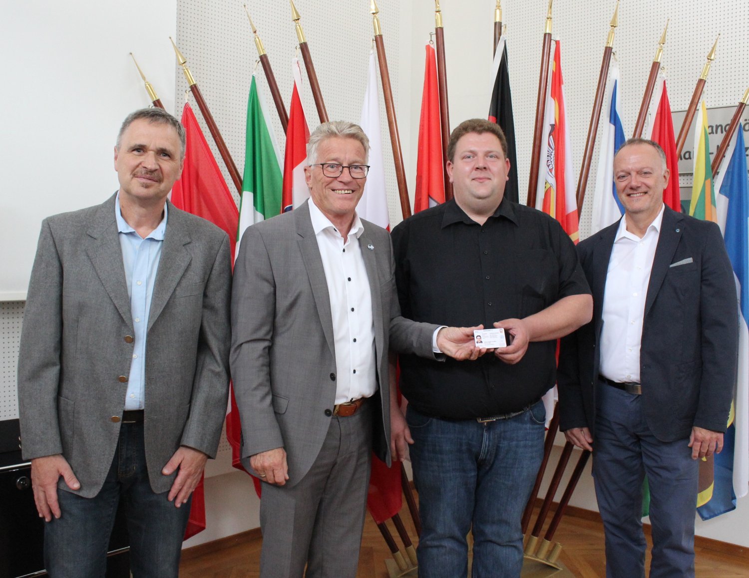 von links: Martin Sachs (Amt für Veterinärwesen und Verbraucherschutz), Kreisbeigeordneter Winfried Ottmann, der neue Bienensachverständige Peter Herzog und Dr. Stefan Rockett (Leiter Amt für Veterinärwesen und Verbraucherschutz).