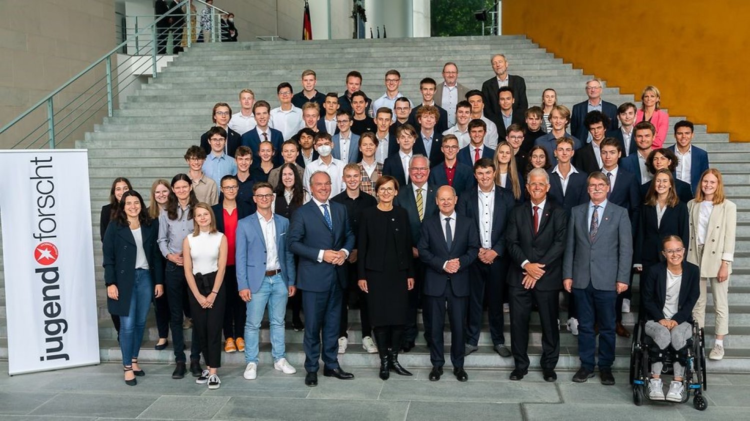 Die Sieger des diesjährigen Bundeswettbewerbs von Jugend forscht – unter ihnen Maximilian Pfannkuch, Jaro Filip und Dominik Hein (Abiturienten der Ludwig-Geißler-Schule, Hanau)
