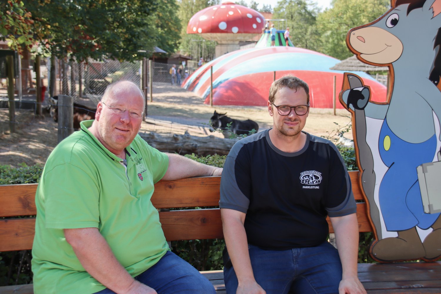 v.l.: Theo und Theo Zwermann vom Erlebnispark Steinau sind zufrieden mit der Sommersaison, hätten sich aber mehr Regen gewünscht