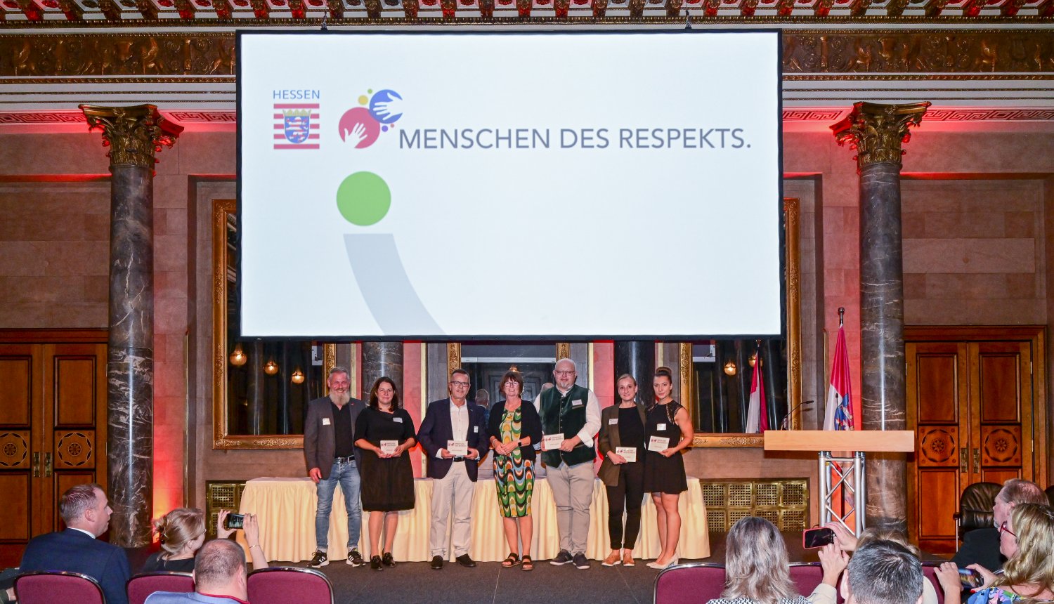 V.l.n.r.: Michael und Svenja Glas, Achim Hunzinger, Staatsministerin Priska Hinz, Stefan Faulstich, Manuela Martin, Julia Karackov.