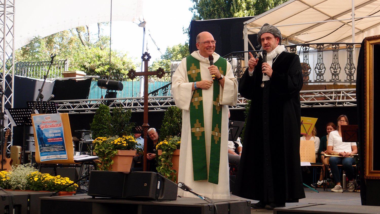  Der erste Prediger der Wallonisch-Niederländischen Kirche aus dem 16. Jahrhundert im Gespräch mit Dechant Andreas Weber.