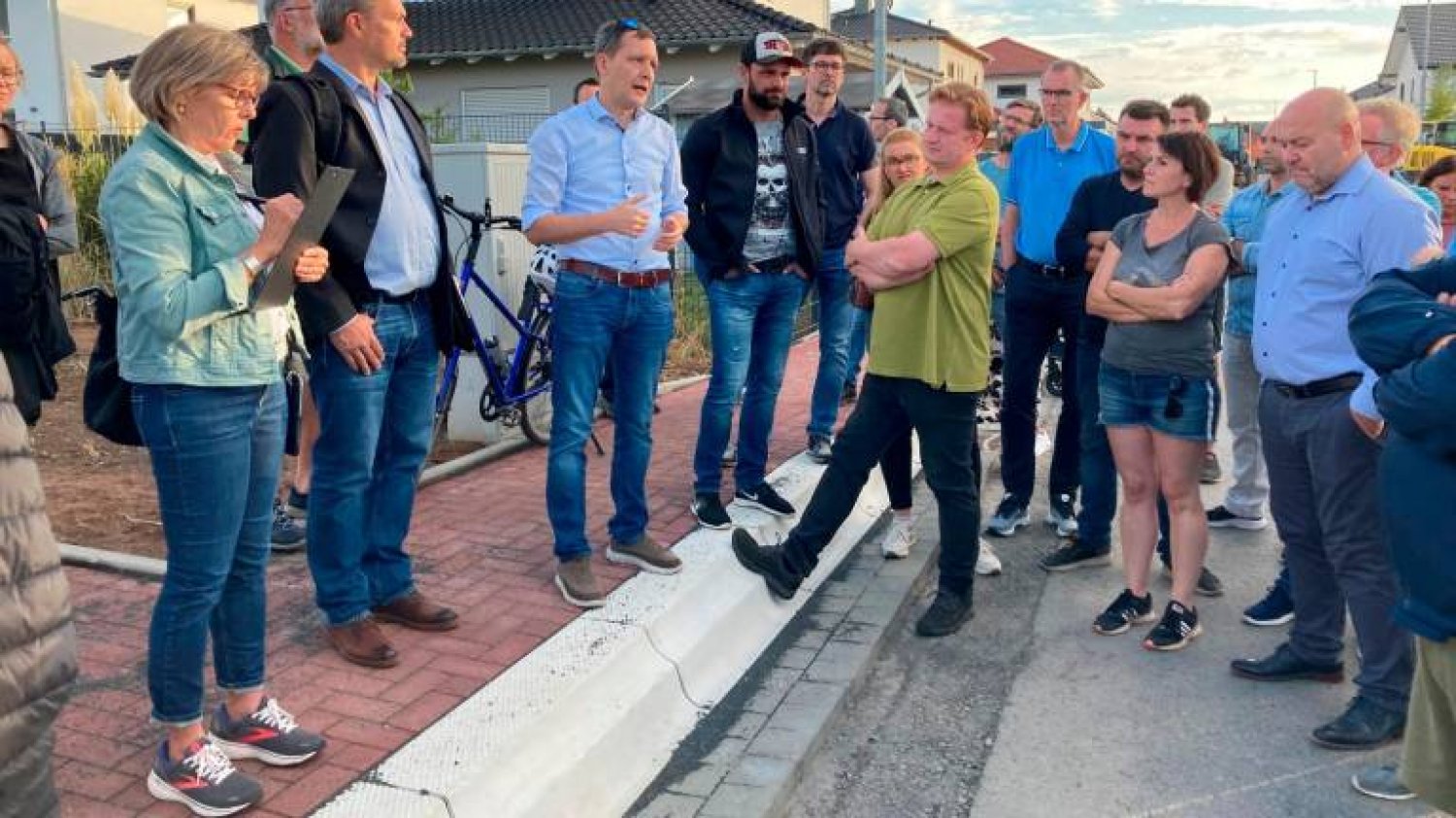 Anwohner stellen dem Bauausschuss ihre Kompromissvorschläge für die Grünflächen vor.