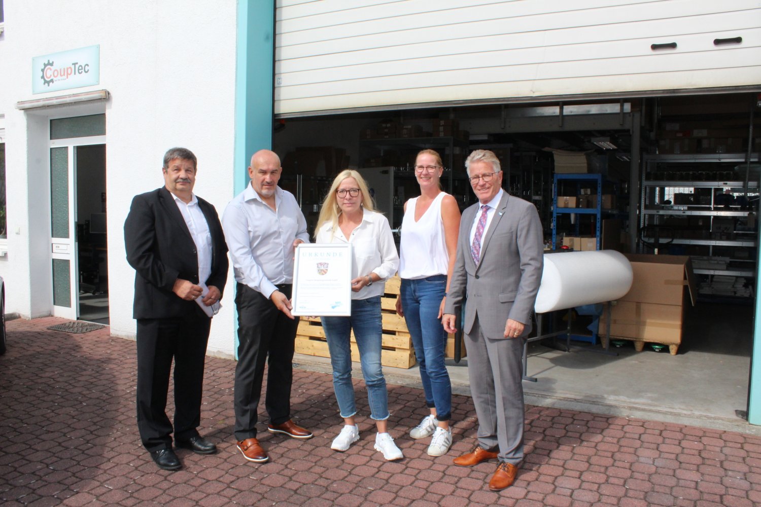 Wirtschaftsdezernent Winfried Ottmann (rechts) und Wirtschaftsförderer Walter Dreßbach haben das Unternehmen um Geschäftsführer Peter Wadel, Martina Martinez (Einkauf/Logistik) und Stefanie Giffels (Marketing) ausgezeichnet.