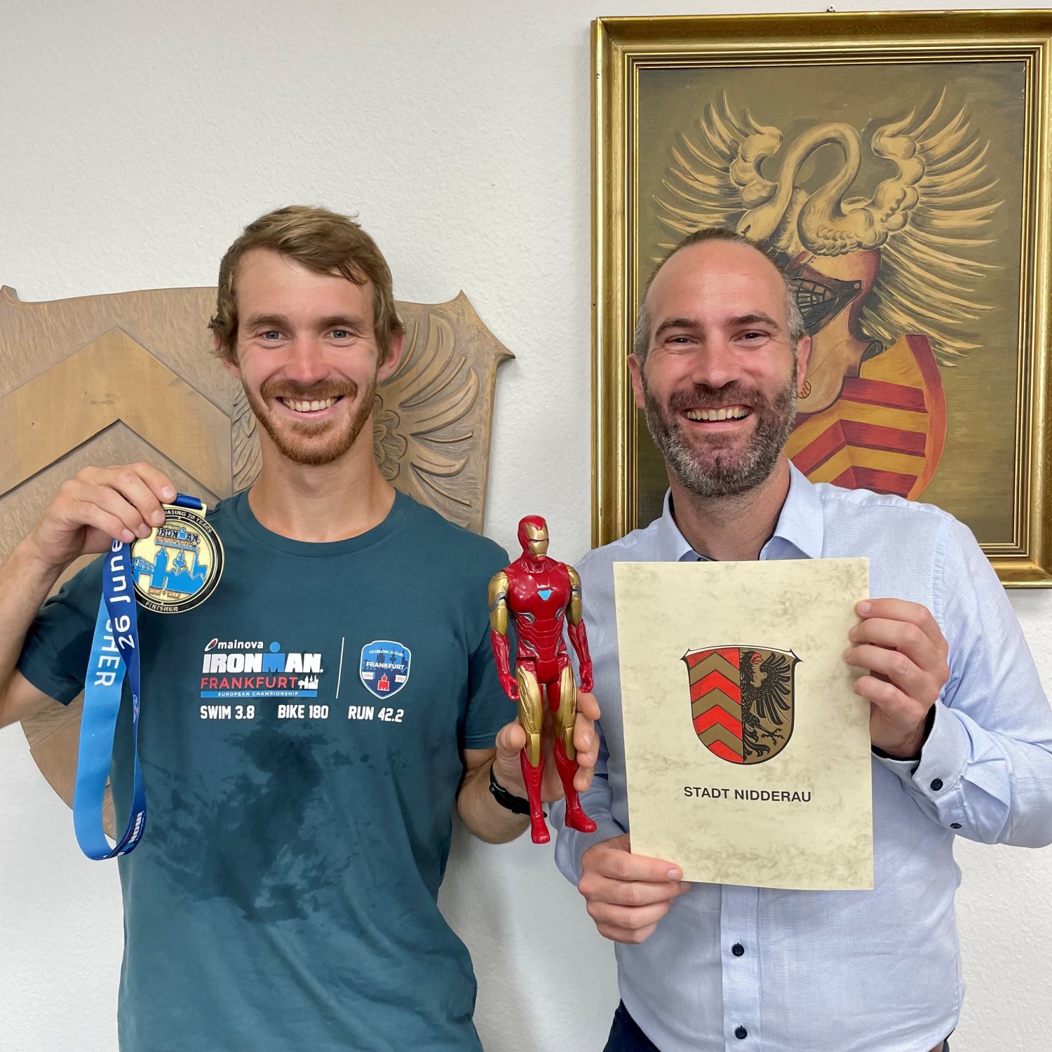 Bürgermeister Andreas Bär gratuliert Alexander Gerhardt zu seinem Erfolg beim Ironman-Triathlon Frankfurt.