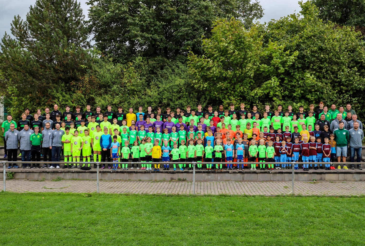Die acht Jugendmannschaften der JSG Hailer/Meerholz/Roth und ihre Trainer stellten sich erstmals seit drei Jahren wieder zu einem Gruppenbild zusammen.