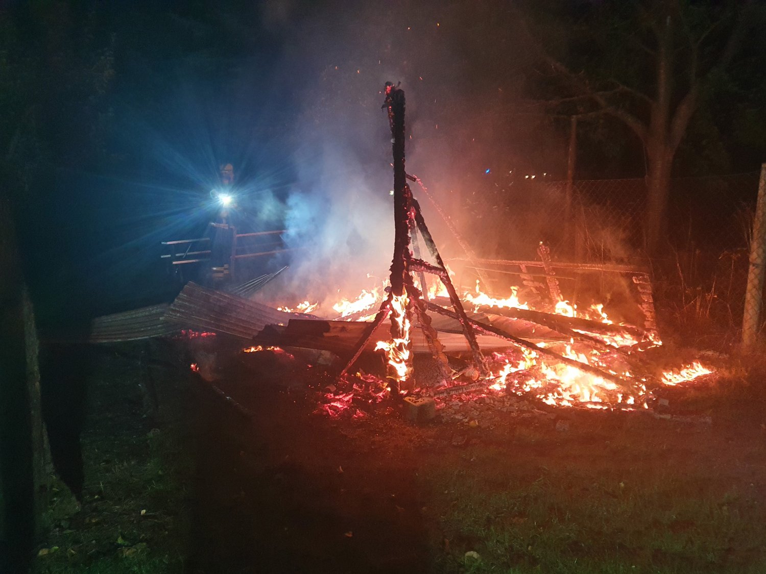 Beim Eintreffen der Feuerwehr brannte die Liegenschaft bereits in voller Ausdehnung.