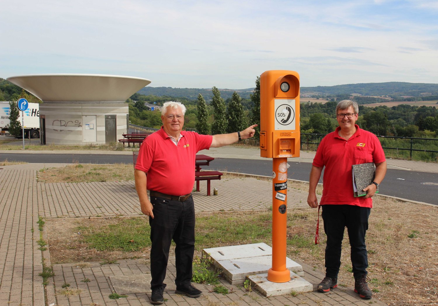 Die ACE-Vertreter, Anton Hofmann (links) und Thomas Giese beim Rastplatz-Wiederholungs-Check am Rastplatz Hunsrücker Berg an der A 66 zwischen Steinau und Schlüchtern.