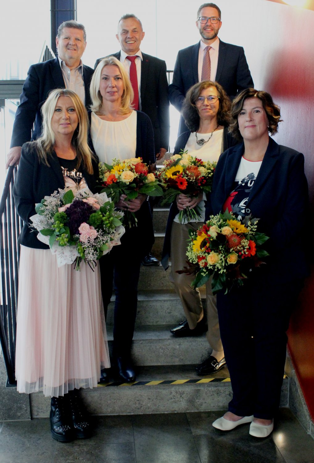 Die geehrten Mitarbeiterinnen (v.li.) Martina Kreuzer, Simone Rauner, Dr. Sabine Trageser, Nicole Kaufmann sowie im Hintergrund (v.li.) Werner Müller (Amtsleiter), Uwe Hammer (Personalrat) und Landrat Thorsten Stolz