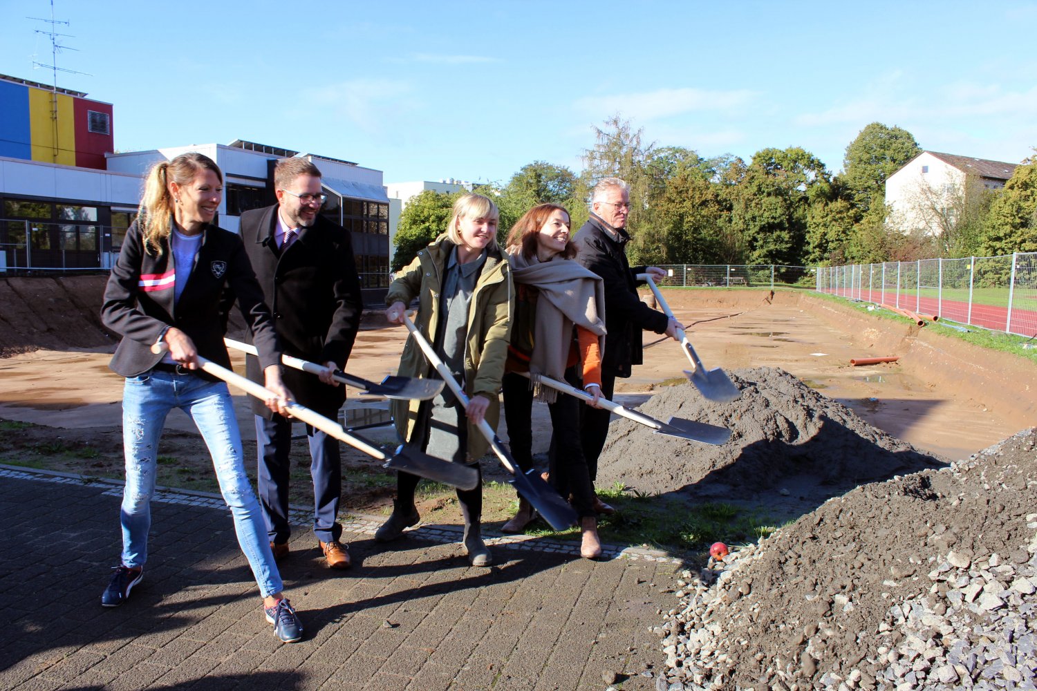 Schulleiterin Janina Schmidt, Landrat Thorsten Stolz, Architektin Kerstin Rack, Bürgermeisterin Monika Böttcher und Kreisbeigeordneter Winfried Ottmann beim symbolischen ersten Spatenstich.