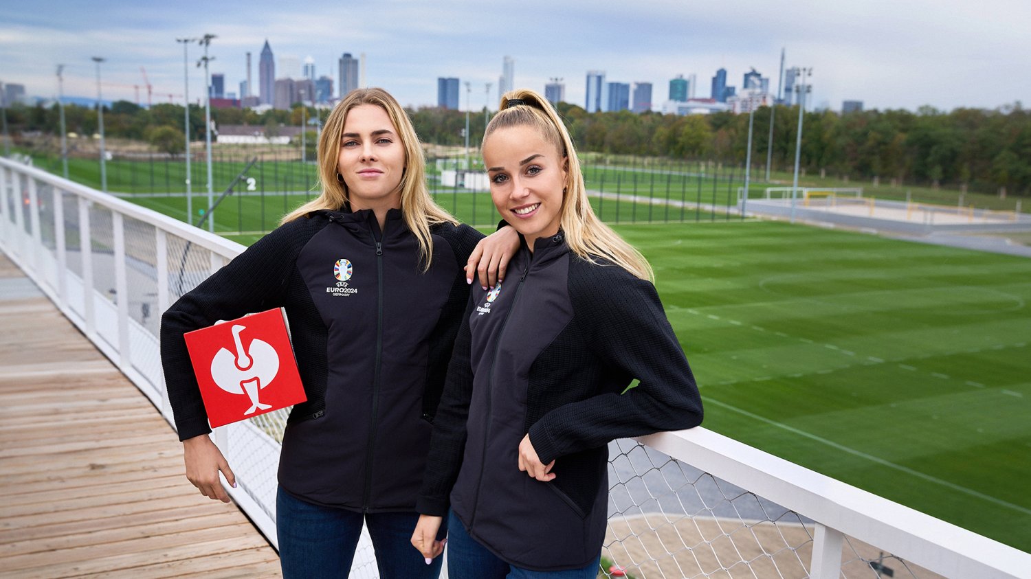 Mit Giulia Gwinn und Laura Freigang holt sich Strauss zwei Fußballprofis als Insider und Botschafterinnen in seine EURO Crew