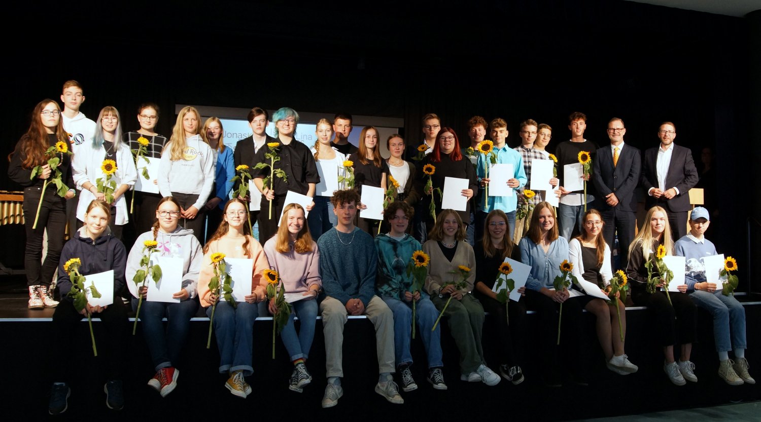 Landrat Thorsten Stolz (rechts) gratulierte den Teilnehmerinnen und Teilnehmern der ersten Auflage des Freiwilligen Sozialen Schuljahrs Hessen im Main-Kinzig-Kreis. 