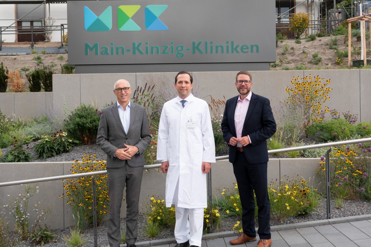 Dr. Artur Medwedowsky wurde von Landrat Thorsten Stolz und Kliniken-Geschäftsführer Dieter Bartsch in seinem neuen Amt begrüßt.