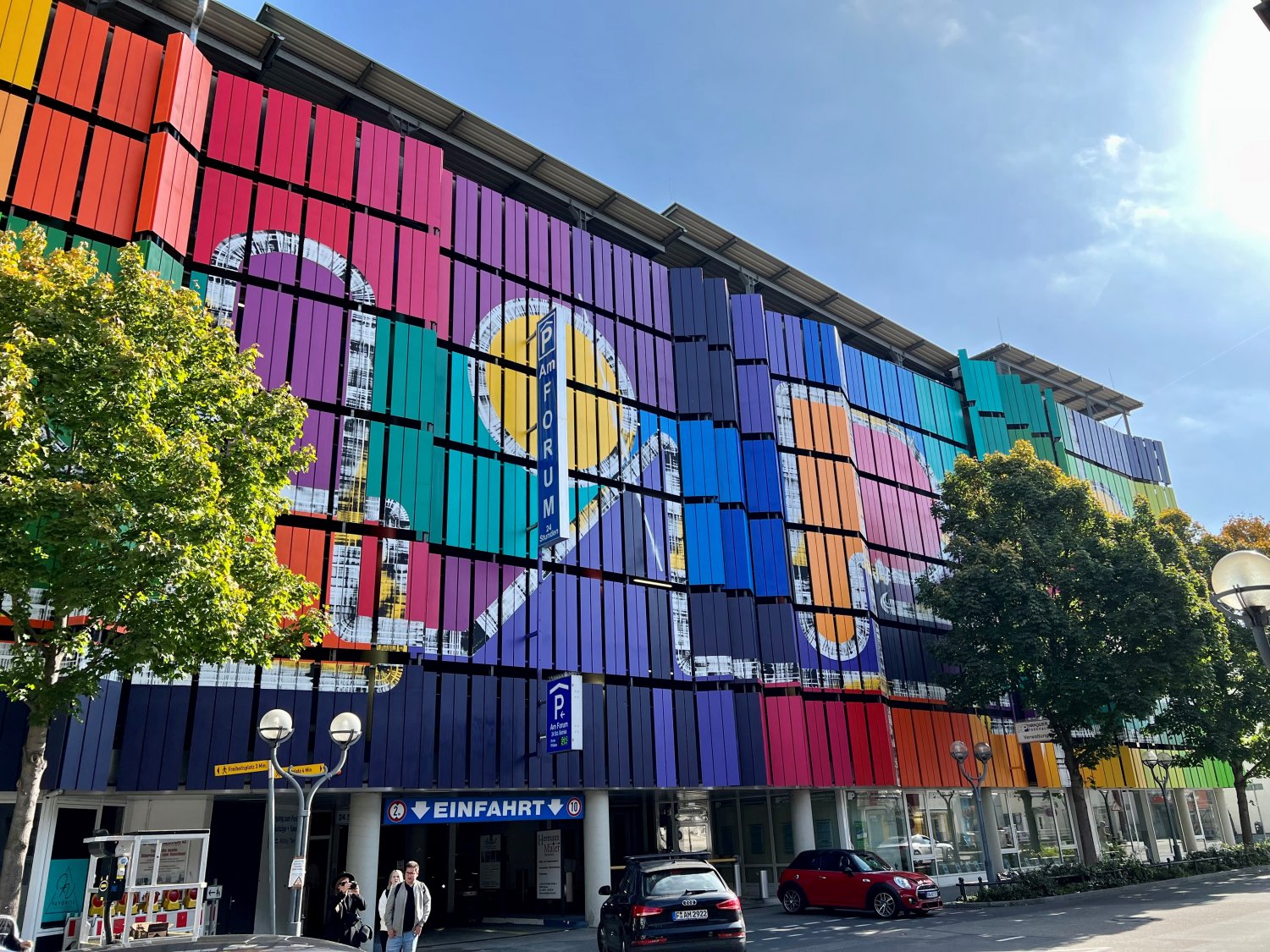 Die Fassade des Parkhauses Am Forum wurde neu gestaltet.