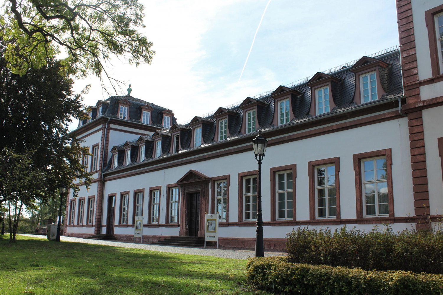 Die Arbeiten an der Fassade des Schlosses erfolgen in drei Bauabschnitten.