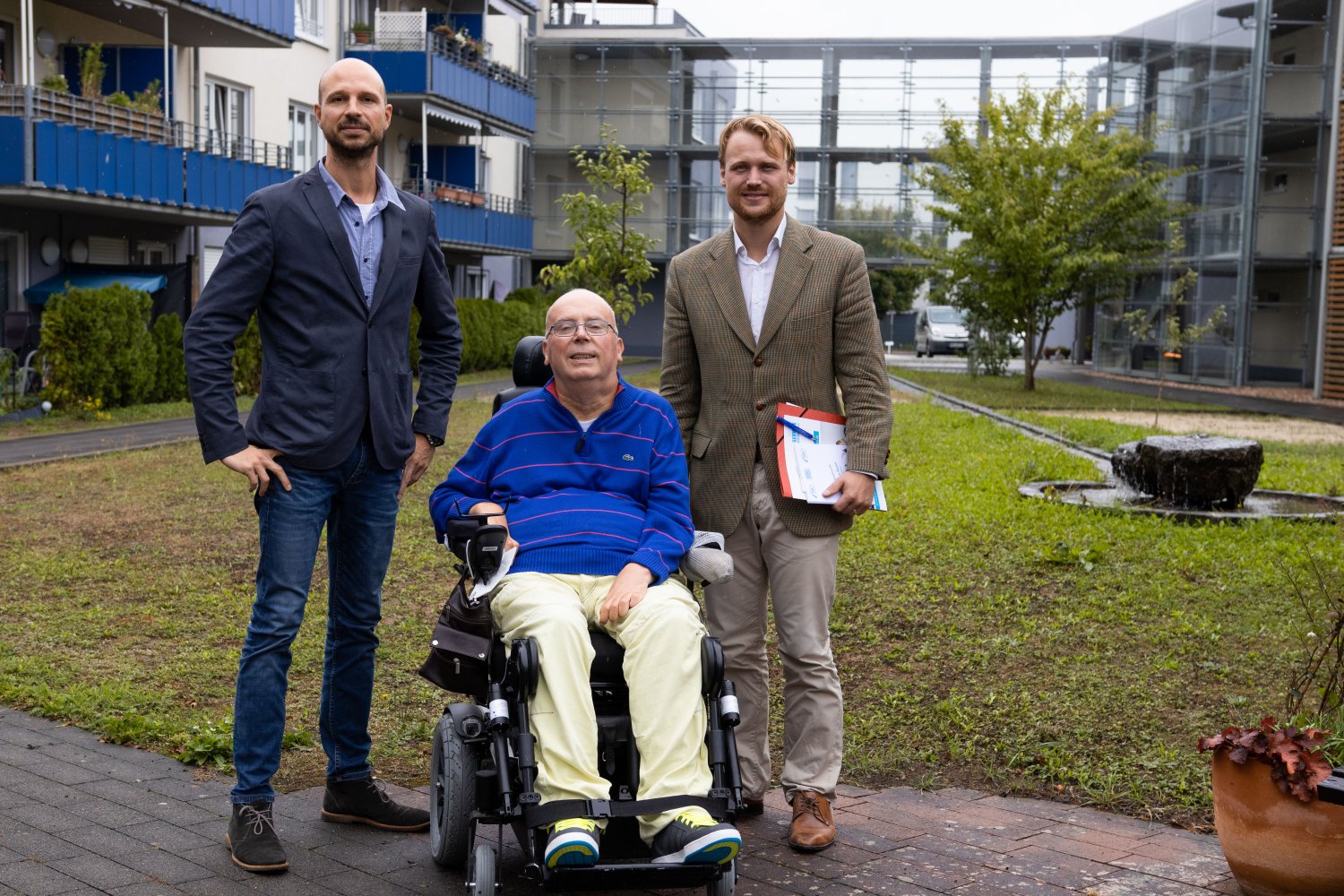 Der SPD-Bundestagsabgeordneter Lennard Oehl (re.) hat die Selbsthilfe Körperbehinderter Erlensee besucht.