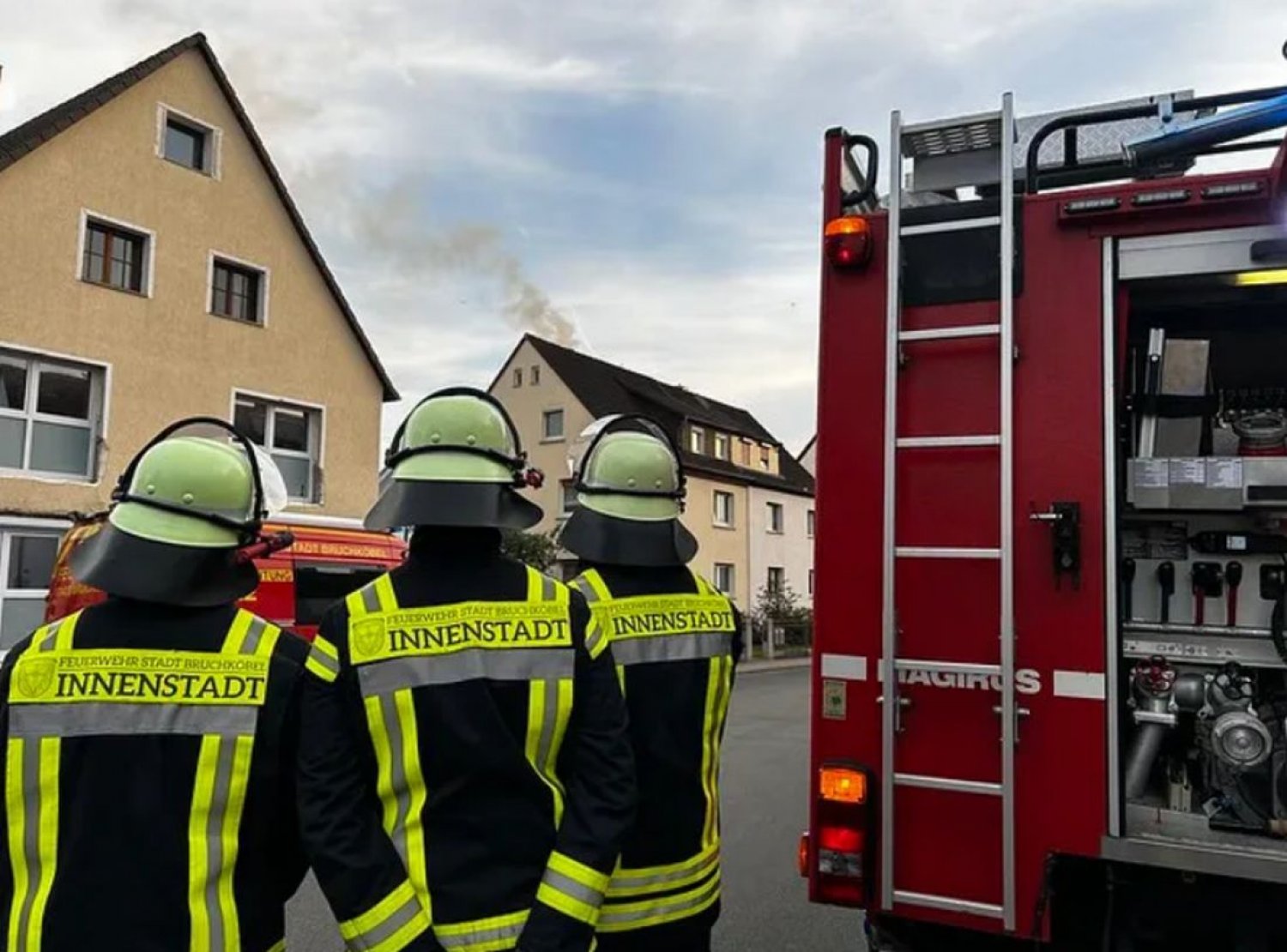 In der Mühlbachstraße bemerkten am Mittwochabend mehrere Passanten eine Rauchentwicklung aus dem Dachstuhl eines Mehrfamilienhauses und verständigten die Feuerwehr.