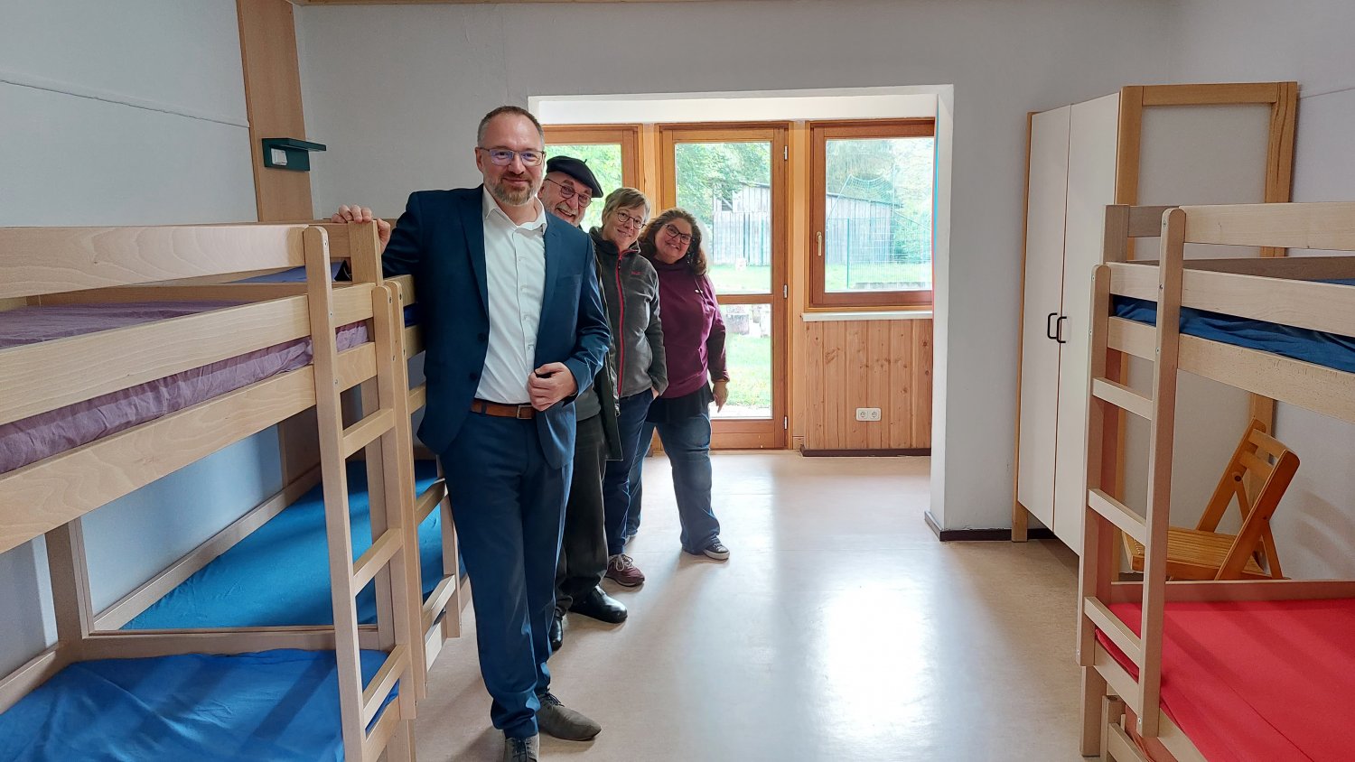 Bürgermeister Matthias Schmitt mit dem Team des Schullandheim Lützel