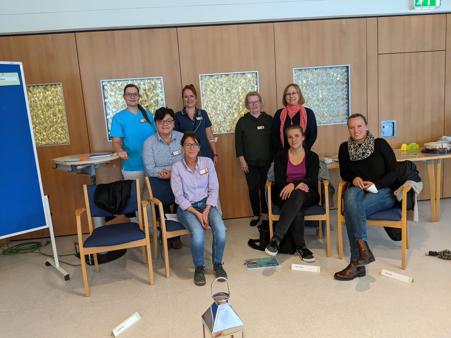 Silvia Fuß, Leiterin des EPP-Teams (vorne links) und Christa Kuhn (stehend dahinter) luden die Palliative Care Fachkräfte der APZ-MKK zu einem Austausch ein.