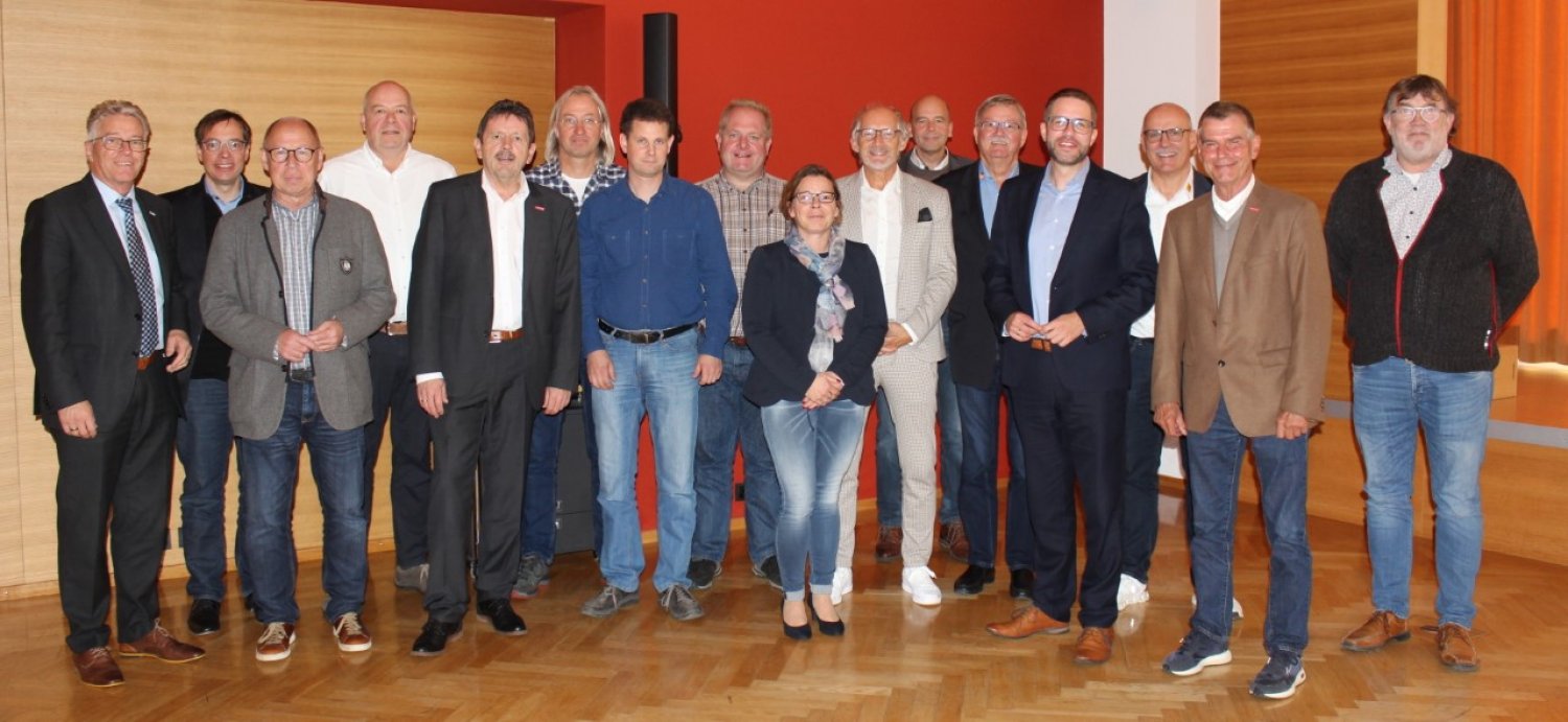 Regelmäßig tauschen sich die Spitzen von Kreishandwerkerschaften und MKK zu aktuellen Themen aus. Diesmal hatten Landrat Thorsten Stolz (Vierter von rechts) und Kreisbeigeordneter Winfried Ottmann (links) ins Main-Kinzig-Forum eingeladen.