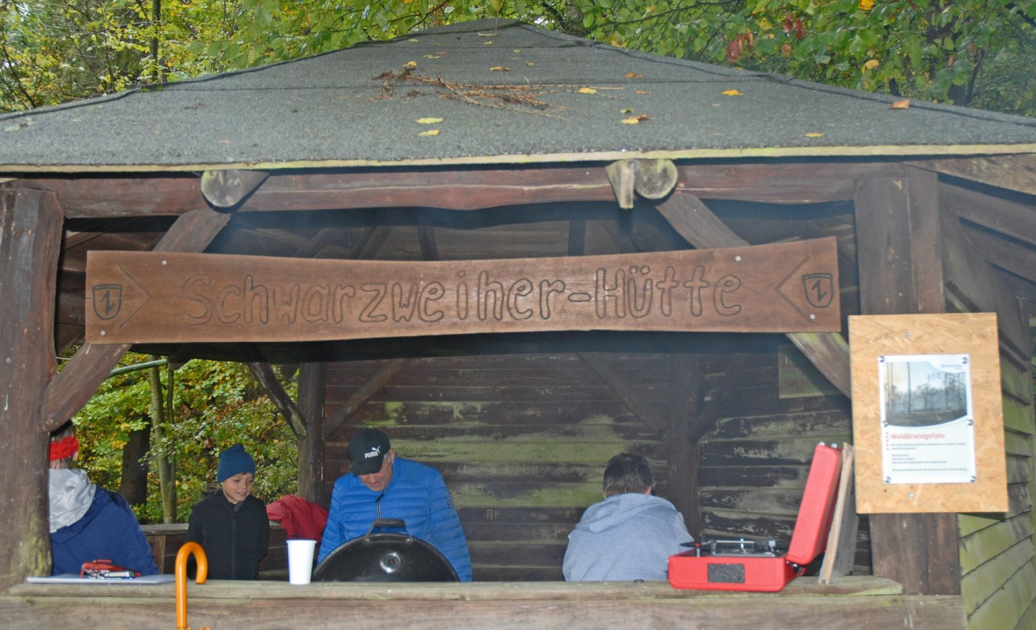 Die Einweihung der Trimmgeräte am Grillplatz Schwarzer Weiher in Breunings.