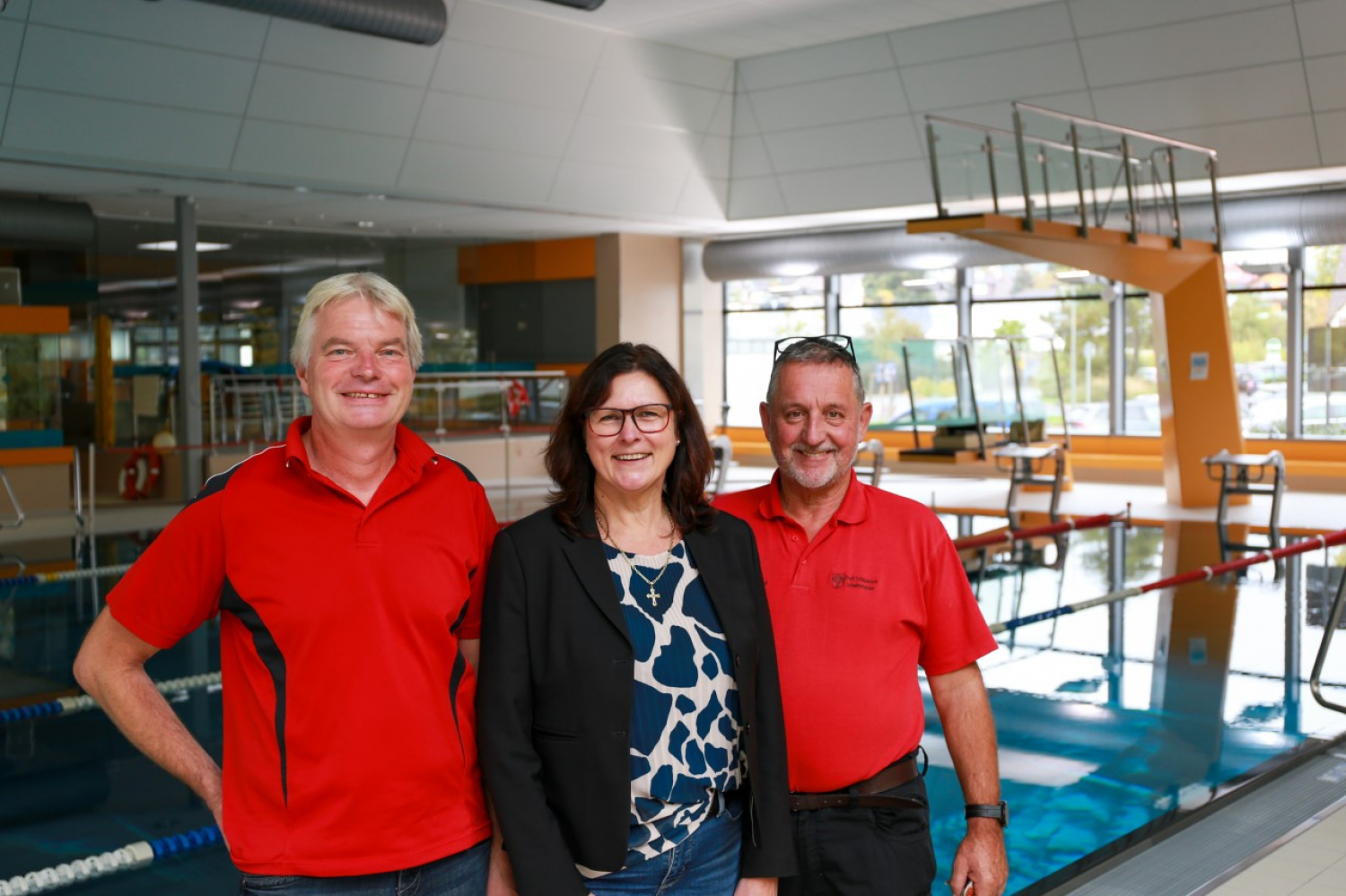 Ralf Schäfer, Kerstin Baier-Hildebrand und Wolfgang Schröder (von links) freuen sich auf die Hallenbadsaison im herausgeputzten Bergwinkelbad.